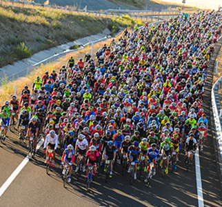 Eine sehr große Radfahrergruppe beim Quebranthuesos-Event.